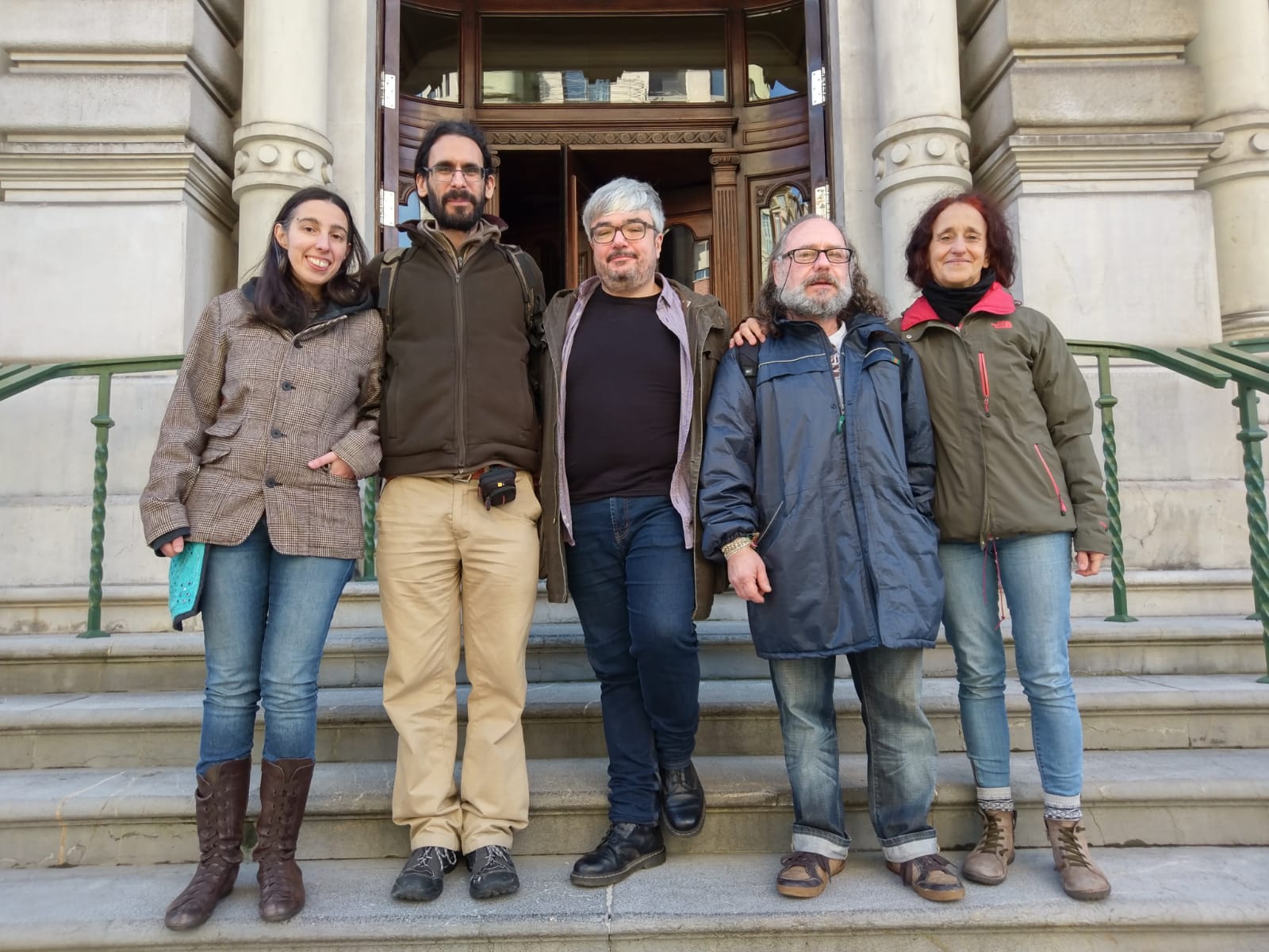 Foto en la puerta del parlamento asturiano tras la votación